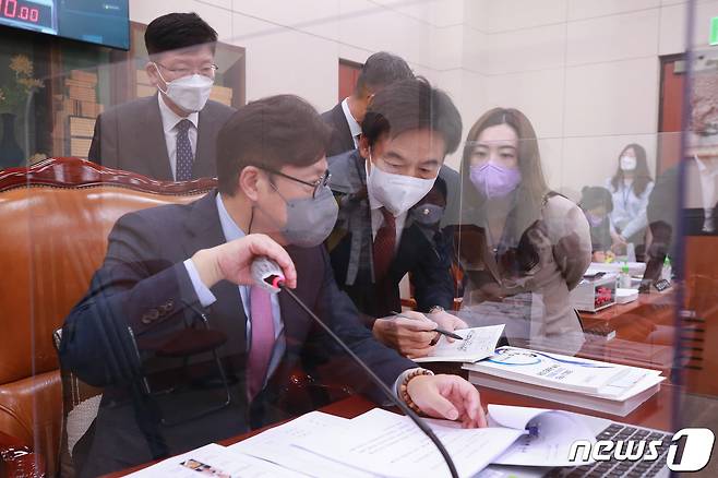 홍익표 위원장(왼쪽)과 이용호 국민의힘 간사가 5일 오전 서울 여의도 국회에서 열린 문화체육관광위원회의 문화체육관광부에 대한 국정감사를 앞두고 대화를 나누고 있다. (공동취재) 2022.10.5/뉴스1 ⓒ News1 허경 기자