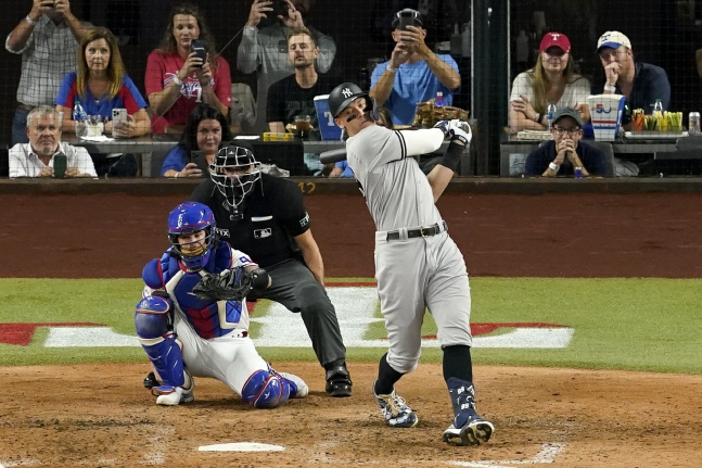 아메리칸리그 홈런 최다 타이기록 61개에 머물고 있는 뉴욕 양키스 애런 저지가 4일 텍사스전에서 1회 타격을 하고 있다. AP연합뉴스
