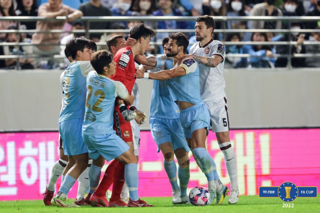 신경전 펼치는 양팀 선수단. 제공 | 대한축구협회