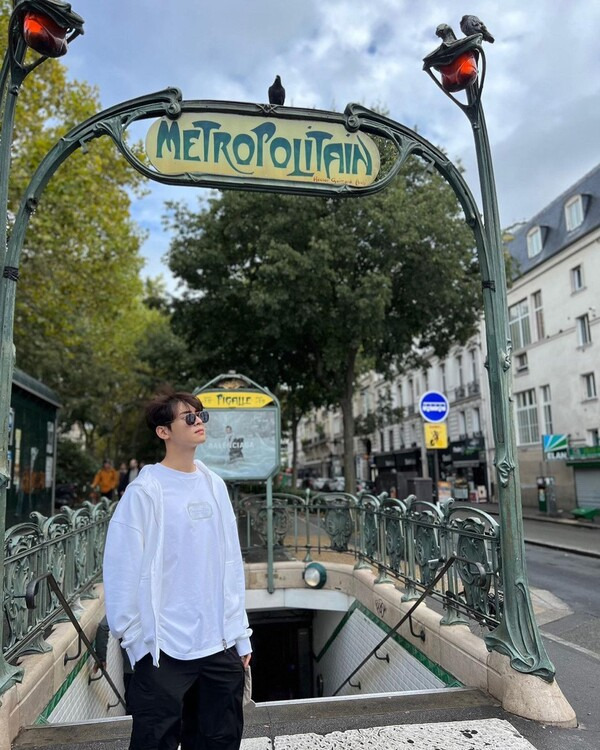 Group Astro member and actor Cha Eun-woo showed off street food in Paris.Cha Eun-woo released a photo of a street in Paris, France, with a short Parisien2 on his instagram on the 5th.In the photo, Cha Eun-woo is casual in a T-shirt, hooded up, and ample fit pants.He showed off his snack food while walking the streets wearing sunglasses.He pulled his eyes out of his sunglasses and boasted a cute charm.Meanwhile, Cha Eun-woo appears in the new drama Lovely Today.