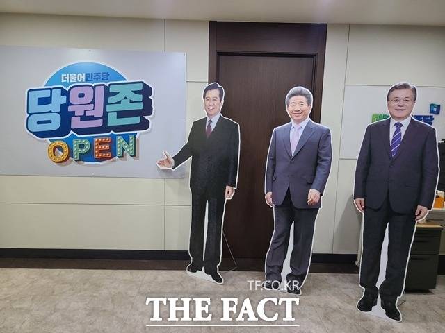 당원존 입구에는 민주당이 배출한 세 명의 전 대통령 실물 크기의 등신대가 마련돼 있어 사진을 찍을 수 있게 했다. /송다영 기자