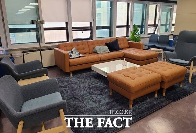 당원존은 쇼파 4개, 등받이가 있는 의자 20여 개, 직사각형 테이블 등 최소 5~60명을 수용할 수 있을 정도의 공간으로 꾸며져 있다. /송다영 기자