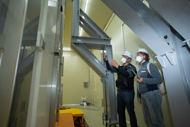 IBS 지하실험연구단은 5일 강원도 정선에서 우주의 기원을 찾기 위한 지하 연구 시설 '예미랩'을 준공했다. 예미랩의 AMoRe 실험 시설을 점검하는 모습 (사진=IBS)