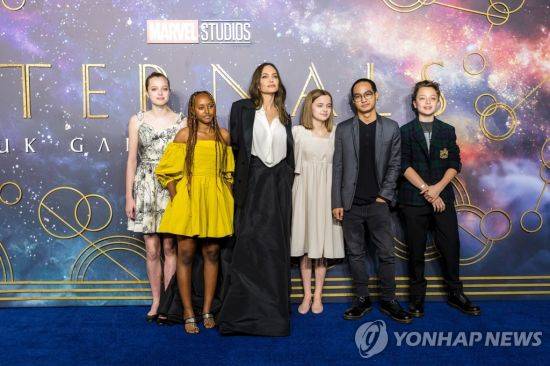 피트와 졸리 사이에는 매덕스, 팍스, 자하라, 샤일로, 쌍둥이 비비안느와 녹스 등 6명의 자녀가 있다. 사진=EPA 연합뉴스