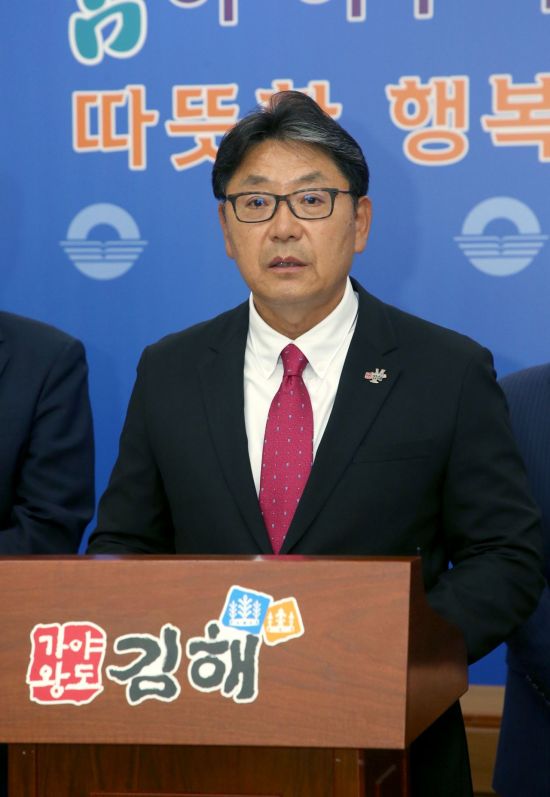취임 100일 기자회견을 하는 홍태용 경남 김해시장.