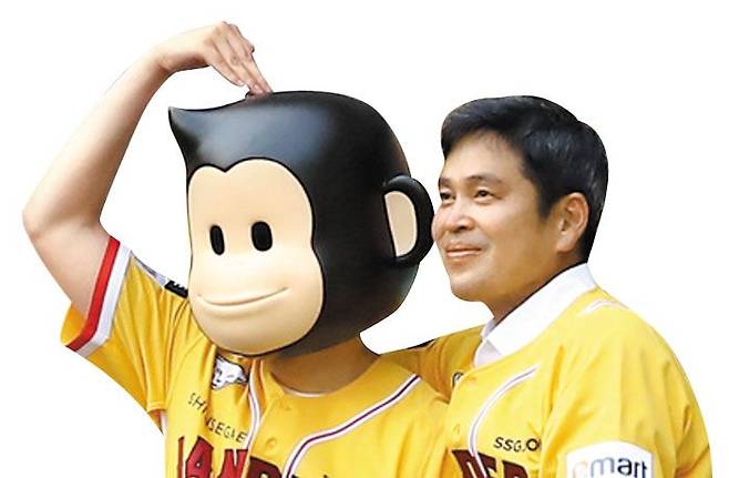 프로야구 SSG 구단주인 정용진(오른쪽) 신세계그룹 부회장이 경기를 관람하는 모습. /SSG 랜더스