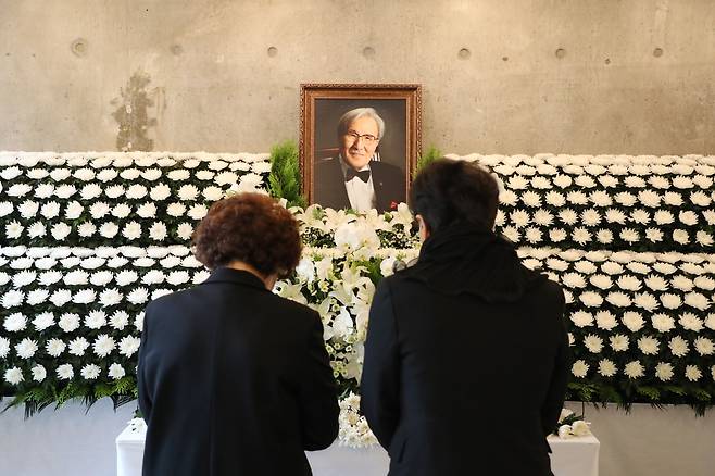 5일 오후 보수진영 원로인사인 故 김동길 연세대 명예교수의 빈소가 마련된 서울 서대문구 김옥길기념관에서 조문객들이 헌화 후 묵념하고 있다. 2022.10.05 /남강호 기자