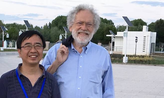 판 지안웨이 중국과기대 교수(왼쪽)과 안톤 차일링거 교수/ 오스트리아 빈 대학 제공