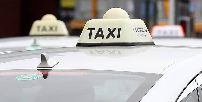 정부가 수도권 심야시간 택시 호출료를 최대 5000원까지 인상하기로 했다. /뉴스1
