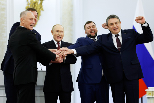 우크라 점령지 4개 지역 수장과 합병 축하하는 푸틴(가운데) 대통령. [EPA/스푸트니크=연합뉴스]