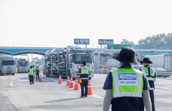 한국교통안전공단 관계자들이 지난달 27일 경기 평택시 서평택 요금소에서 화물차 불법개조 및 적재불량 단속을 하고 있다. 한국교통안전공단 제공
