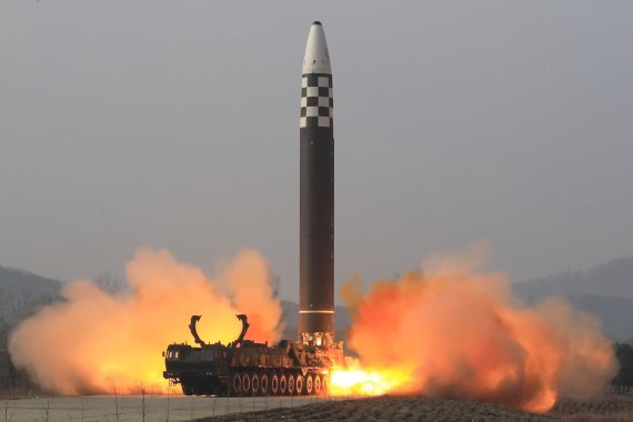 북한이 지난 3월 24일 발사했다고 주장한 ICBM 발사장면. 북측은 해당 미사일이 신형 화성-17형이라고 주장했으나 한미의 분석결과 기존 화성-15형을 위장 발사한 것으로 나타났다. 사진=조선중앙통신 캡처
