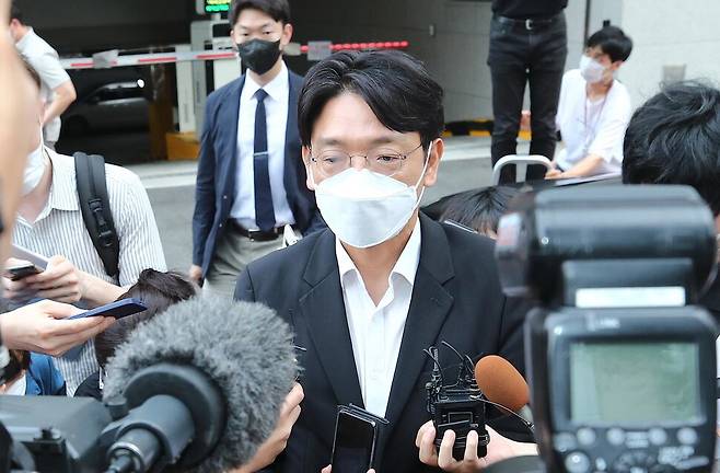 ‘가짜 수산업자’ 김아무개씨로부터 금품 등을 받은 혐의로 수사를 받은 이동훈 전 조선일보 논설위원이 지난해 7월13일 서울경찰청 강력범죄수사대를 나서고 있다. 연합뉴스