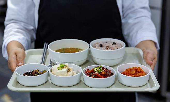 대전에서 학교가 조리원 인건비 등을 부담하면서 급식비를 고르게 사용하지 못하는 폐단이 반복되고 있다. 학교급식 업계와 시민단체가 교육 당국에 효율적인 학교급식을 위한 제도 개선을 촉구하고 나섰다. 사진 클립아트