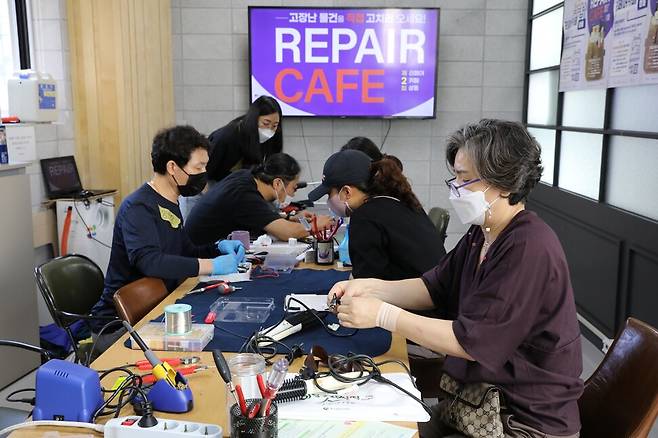 2022년 9월24일 서울 성동구 행당로 성동공유센터에서 열린 ‘리페어카페’에 주민들이 고장난 물품을 가져와 전문가의 도움을 받으며 직접 수리하고 있다. 류우종 기자