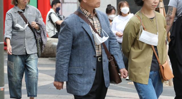 실외 마스크 착용 의무 전면 해제를 앞둔 지난달 26일 서울 명동거리에서 마스크를 벗은 시민들이 이동하고 있다. 뉴스1
