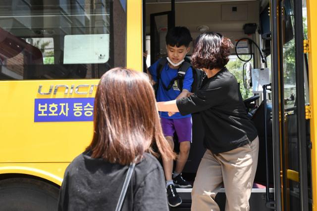 지난 6월 3일 학교를 마친 발달장애 아동 윤준우(9)군이 서울 노원구 자택 인근에 정차한 스쿨버스에서 내리고 있다. 이한호 기자