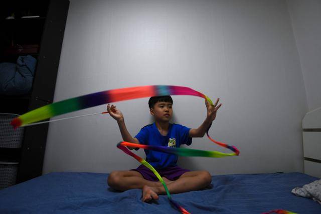 발달장애 아동 윤준우군이 방과 후 집에 도착하자마자 가장 좋아하는 장난감인 끈 리본을 돌리며 놀고 있다. 무발화(無發話·말을 사용하지 못하는 상태)에 가까운 준우군은 종종 본인만의 소리를 내어 의사표현을 하곤 하는데, 그때마다 주변의 시선이 꽂혀 공공장소에서 놀기란 쉽지 않다. 엄마 유수희씨는 “장애인도 눈치 보지 않고 쓸 수 있는 놀이공간, 캠핑공간이 많이 생겼으면 좋겠다”고 말했다. 이한호 기자