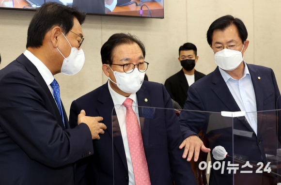 국회 행정안전위원회 이채익 위원장과 더불어민주당 김교흥 간사, 국민의힘 이만희 간사가 5일 오전 서울 여의도 국회에서 열린 행정안전위원회 중앙선거관리위원회, 진실화해를위한과거사정리위원회, 소방청·한국소방산업기술원, 한국승강기안전공단 등 7개 공공기관에 대한 2022년 종합국정감사에서 대화를 나누고 있다. [사진=김성진 기자]