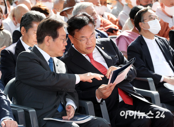 국민의힘 정진석 비상대책위원장(오른쪽)과 더불어민주당 이재명 대표가 5일 오후 서울 종로구 조계사 대웅전 앞에서 열린 대한불교 조계종 제37대 총무원장 진우스님 취임법회에서 대화하고 있다. [사진=국회사진취재단]