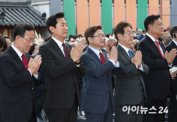 국민의힘 정진석 비상대책위원장(오른쪽부터)과 더불어민주당 이재명 대표, 박보균 문화체육관광부 장관, 오세훈 서울시장, 국민의힘 주호영 원내대표가 5일 오후 서울 종로구 조계사 대웅전 앞에서 열린 대한불교 조계종 제37대 총무원장 진우스님 취임법회에서 합장하고 있다. [사진=국회사진취재단]