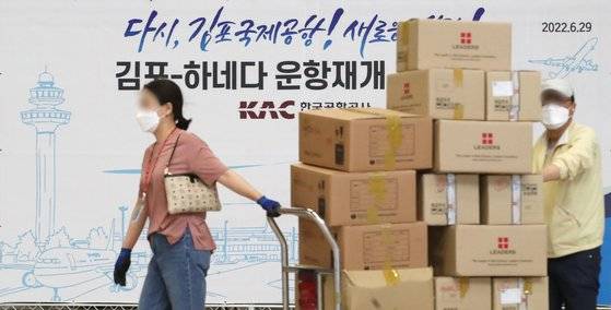지난 6월 서울 김포공항 국제선 청사에서 관계자들이 김포-하네다 노선 운항 재개를 하루 앞두고 준비를 하고 있다. 일본 정부는 이달 11일부터 무비자 입국을 허용할 계획이지만 일본행 항공권 가격은 고공행진을 이어가고 있다. 뉴스1