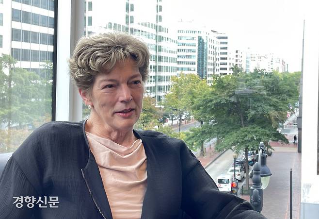 캐슬린 스티븐스 전 주한 미국대사가 지난달 29일(현지시간) 워싱턴 한미경제연구소(KEI)에서 경향신문과 인터뷰하며 한·미관계 및 북핵 문제 등에 대한 견해를 밝히고 있다.