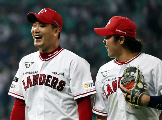 SSG Landers starter Kim Kwang-hyun, left, talks to teammate Choi Jung during a game against the Kiwoom Heroes at Incheon SSG Landers Field in Incheon on Sept. 29. [YONHAP]