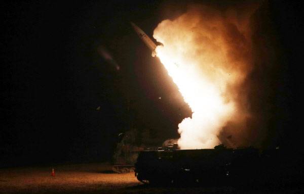한미 군 당국은 5일 북한의 중거리 탄도미사일(IRBM) 도발에 대응해 동해상으로 연합 지대지미사일 사격을 했다고 합동참모본부가 밝혔다. 사진은 연합 지대지미사일 사격 모습. [사진 출처 = 합동참모본부, 연합뉴스]