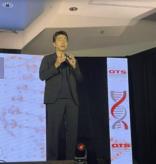 소바젠 최고과학책임자 이정호 KAIST 석좌 교수가 국내 기업에서는 유일하게 OTS 학회에 연사로 초청돼 4일 소아뇌종양 ASO 신약 연구 결과를 발표했다.  [사진 제공 = 소바젠]