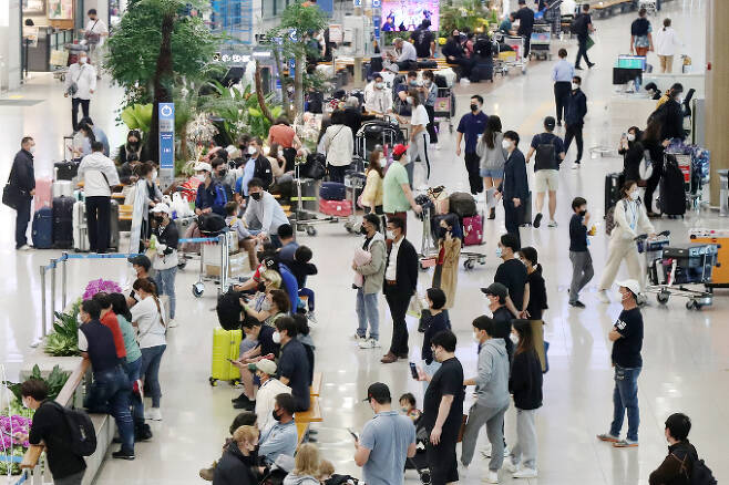 일본 자유여행이 가능해지면서 항공권 등 여행업계 관련 매출이 급증하고 있다. 인천국제공항 제1여객터미널 입국장이 해외 여행객들로 붐비고 있다./사진=뉴스1