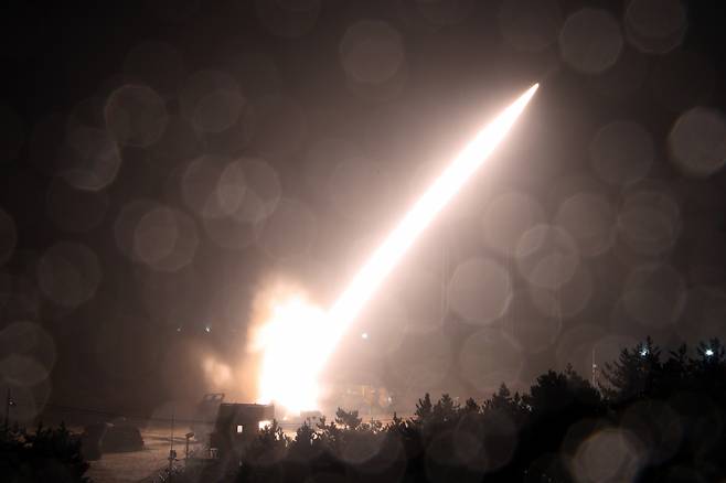 한미 군 당국이 5일 북한의 중거리 탄도미사일(IRBM) 도발에 대응해 동해상으로 연합 지대지미사일 사격을 하는 모습. [연합]