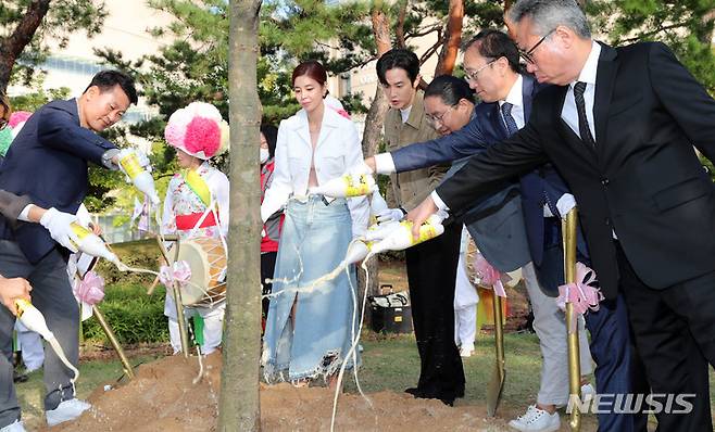 [부산=뉴시스] 하경민 기자 = 제27회 부산국제영화제 개막일인 5일 오후 부산 해운대구 APEC 나루공원에서 열린 '영화의 숲 조성 행사'에 참석한 배우 권율과 김규리, 김한민 감독 등 영화인들이 지난 5월 세상을 떠난 배우 강수연의 이름을 딴 나무를 심은 뒤 막걸리를 뿌리고 있다. 코로나19 사태 이후 3년 만에 정상 개최하는 올해 영화제는 개막작인 이란 하디 모하게흐 감독의 '바람의 향기' 상영을 시작으로 14일까지 영화의전당을 포함한 7개 극장 30개 스크린에서 총 354편(공식 초청작 71개국 243편, 커뮤니티비프 상영작 111편)의 작품이 소개된다. 2022.10.05. yulnetphoto@newsis.com