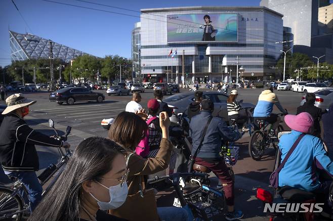[베이징=AP/뉴시스] 23일 중국 베이징에서 마스크를 쓴 출근길 시민들이 교차로에서 신호를 기다리고 있다. 2022.09.23