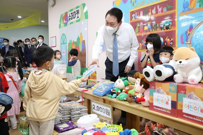윤석열 대통령이 지난달 27일 세종시 아이누리 어린이집을 방문해 아나바다 시장놀이를 참관하고 있다. 연합뉴스