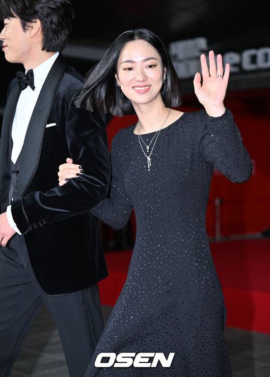 [OSEN=부산, 민경훈 기자] 5일 오후 부산 해운대구 센텀시티 영화의 전당에서 제27회 부산국제영화제(BIFF)가 개막됐다.  개막식 앞서 레드카펫 행사에 배우 전여빈과 류준열이 레드카펫을 밟고 있다. 2022.10.05 / rumi@osen.co.kr