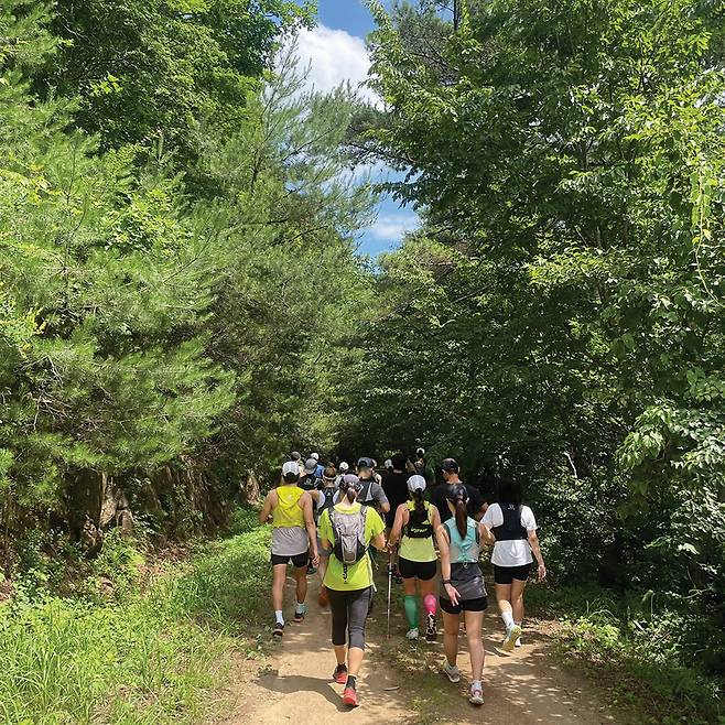 형제봉으로 올라가고 있는 중. 형제봉 코스는 길이 가파르지만 중간에 활공장이 있다. 지리산 풍경을 제대로 감상할 수 있는 곳이다.