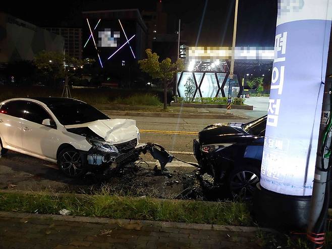 20대 음주 운전자가 몰던 SUV가 길가에 세워져 있던 승용차를 들이받는 바람에 승용차 뒤에 있던 차주가 숨졌다. 부산 강서경찰서 제공
