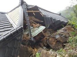 2016년 지진 발생 당시 무너진 한옥. 연합뉴스 제공