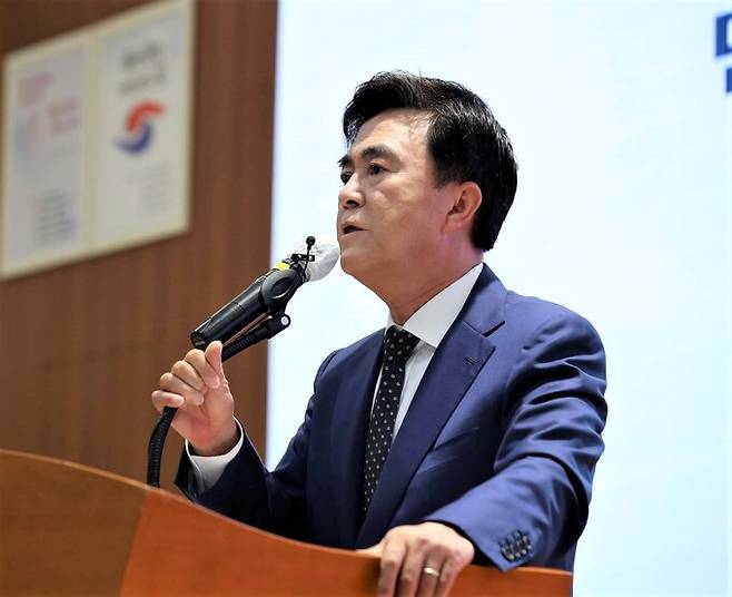 김태흠 충남지사가 5일 충남도청 대회의실에서 민선8기 출범 100일 기자회견을 열고 도정 현안을 설명하고 있다.