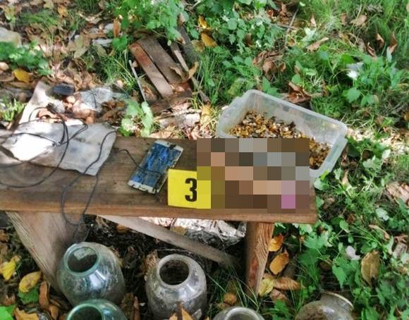 고문실에서는 성고문 도구와 러시아군이 생으로 뽑은 우크라이나인들의 금니도 한 상자 가득 나왔다. 2022.10.4. 세르히 볼비노우 트위터