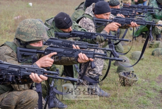 2022년 10월 4일 화요일 러시아 남부 로스토프-온-돈 지역의 사격장에서 징집된 병사들이 군사 훈련 중 사격훈련을 하고 있다. 2022.10.5 REUTERS/Alexander Ermochenko/