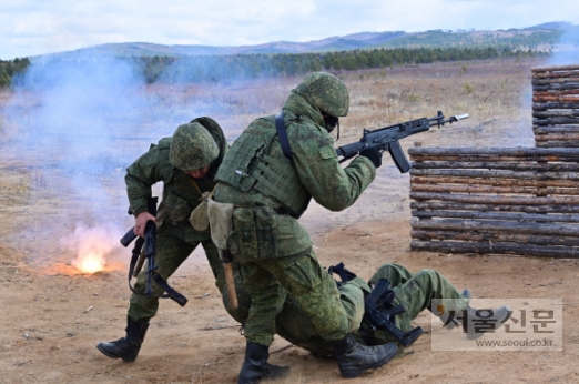동원된 러시아 육군 예비역들이 4일 동부 군사 지구 훈련장에서 의료 훈련을 받고 있다. 2022.10.5 Yevgeny Yepanchintsev/TASS
