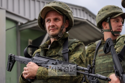 러시아 징집병이 2022년 10월 4일 러시아 남부 로스토프-온-돈 지역의 지상 훈련장에서 최신형 AK-12소총을 들고 있다. 2022.10.5  Erik Romanenko/TASS