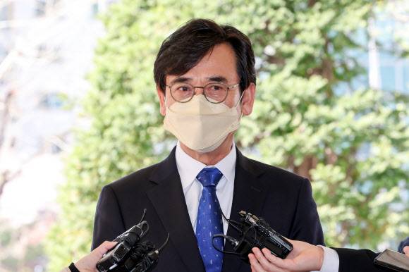 ‘한동훈 명예훼손 혐의’ 유시민 공판 출석 - 한동훈 사법연수원 부원장(검사장)의 명예를 훼손한 혐의로 재판에 넘겨진 유시민 전 노무현재단 이사장이 7일 오후 서울 마포구 서부지법에서 열린 속행 공판에 출석, 취재진의 질문에 답하고 있다. 2022.4.7 연합뉴스