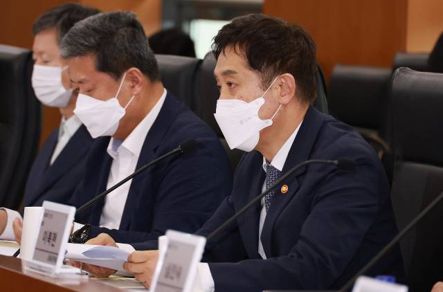 김주현 금융위원장이 지난달 30일 서울 여의도 한국거래소에서 개최한 제3차 금융규제혁신회의에 참석해 자본시장 분야 규제 혁신 안건을 심의하고 있다. 사진 제공=금융위