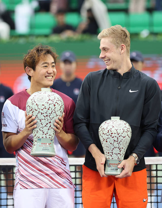 ATP 투어 코리아오픈 우승자 니시오카(왼쪽)와 준우승자 샤포발로프. 연합뉴스