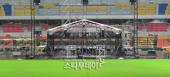 부산 아시아드 주경기장에 BTS 공연 무대 설치가 한창이다. 부산=강영국 기자