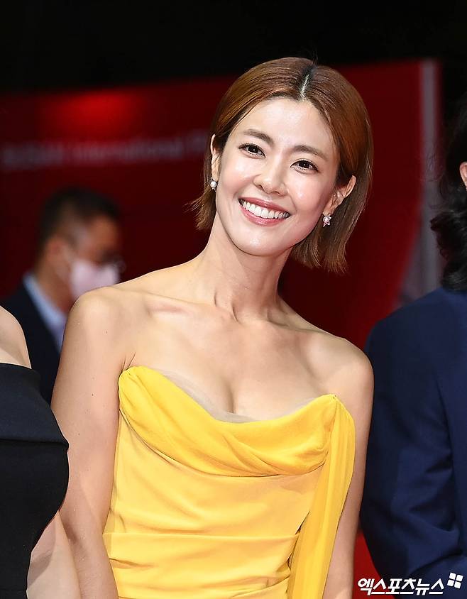 Busan, ) The opening ceremony of the 27th Busan International Film Festival (BIFF) was held at the Udong Film Hall in Busan Metropolitan City on the afternoon of the 5th.Actor Lee Yoon-ji, who attended the event, is walking on the red carpet.