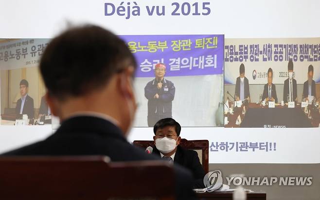 질의 경청하는 이정식 고용노동부 장관 (세종=연합뉴스) 김주형 기자 = 이정식 고용노동부 장관이 5일 오전 세종시 정부세종청사에서 열린 국회 환경노동위원회의 고용노동부 등의 국정감사에서 더불어민주당 소속 이수진 의원이 질의하며 게시한 자료를 보며 메모하고 있다. 2022.10.5 kjhpress@yna.co.kr